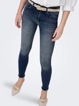 Close-up van een blauw skinny jeans met een riem, lichte wassing en rafelige enkelpijpen.