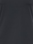 Detailopname van de stof van een zwart dames t-shirt.