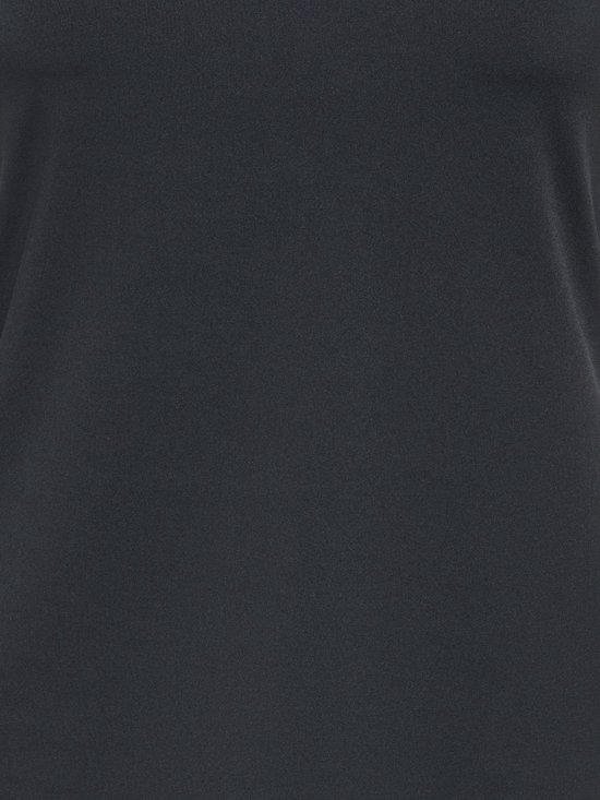 Detailopname van de stof van een zwart dames t-shirt.