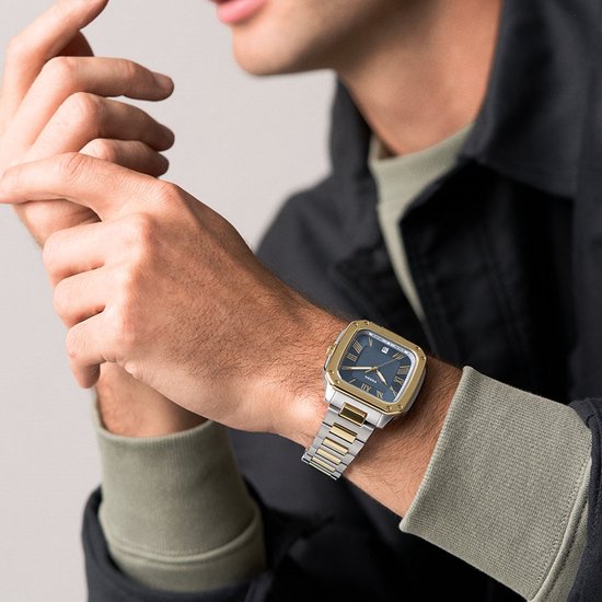 Herenhorloge met zilverkleurige en gouden schakelband, goudkleurige kast en blauw met Romeinse cijfers.