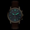 Gouden Fossil horloge met blauwe wijzerplaat die oplicht in het donker, met bruine leren band.