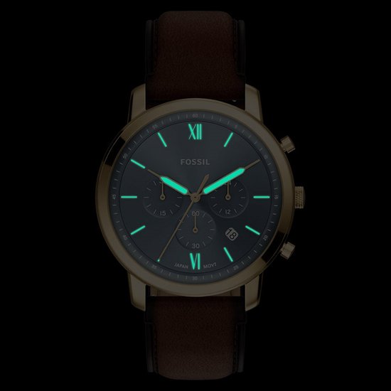 Gouden Fossil horloge met blauwe wijzerplaat die oplicht in het donker, met bruine leren band.