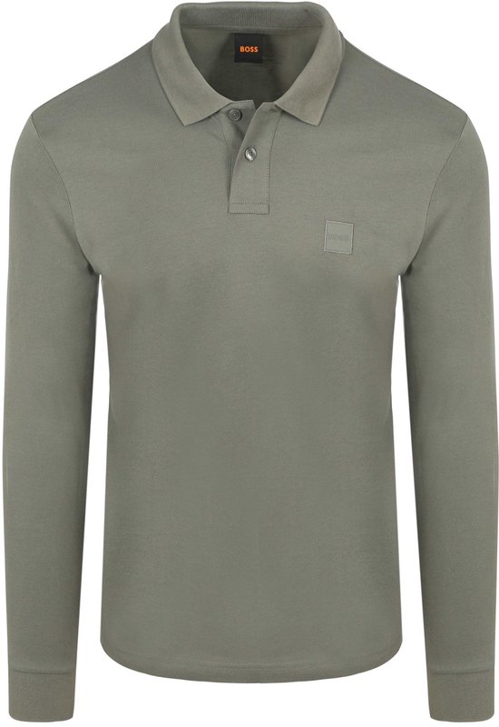 Man met lang groen BOSS poloshirt, slim fit, met opgestikte 'BOSS' badge.