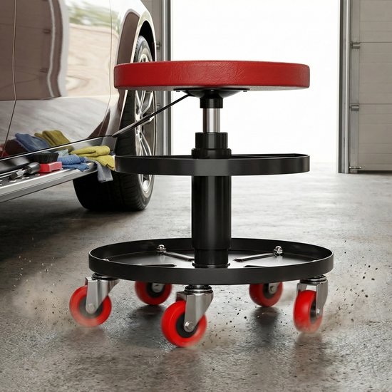 Werkplaatskruk met rode zitting en zwart frame, met twee ronde planken en rode zwenkwielen, naast een auto.