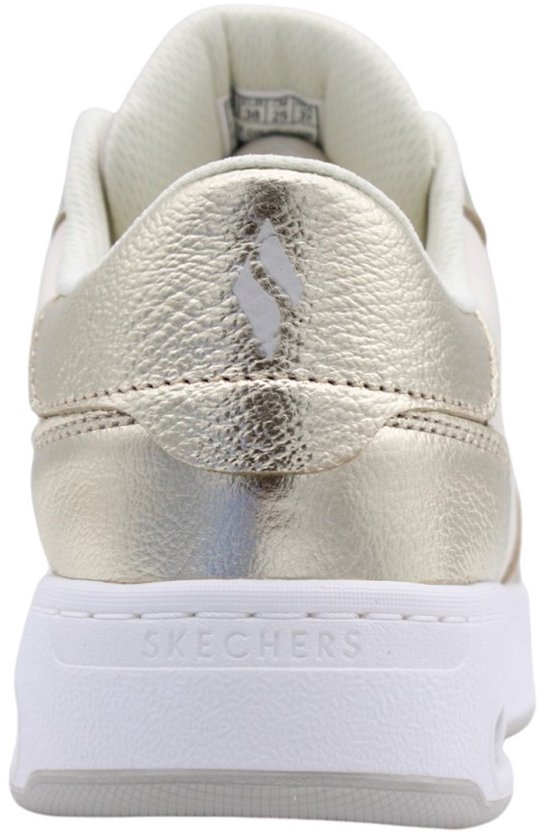 Achterkant van een witte sneaker met champagnekleurige details, logo op hiel.