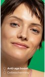 Close-up van een gezicht met groene achtergrond. Tekst "Anti-age boost" en "Celbescherming".