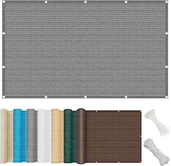 Een grijs, geweven balkon privacy scherm met gaten. Gerold scherm in verschillende kleuren, kabelbinders en touw.