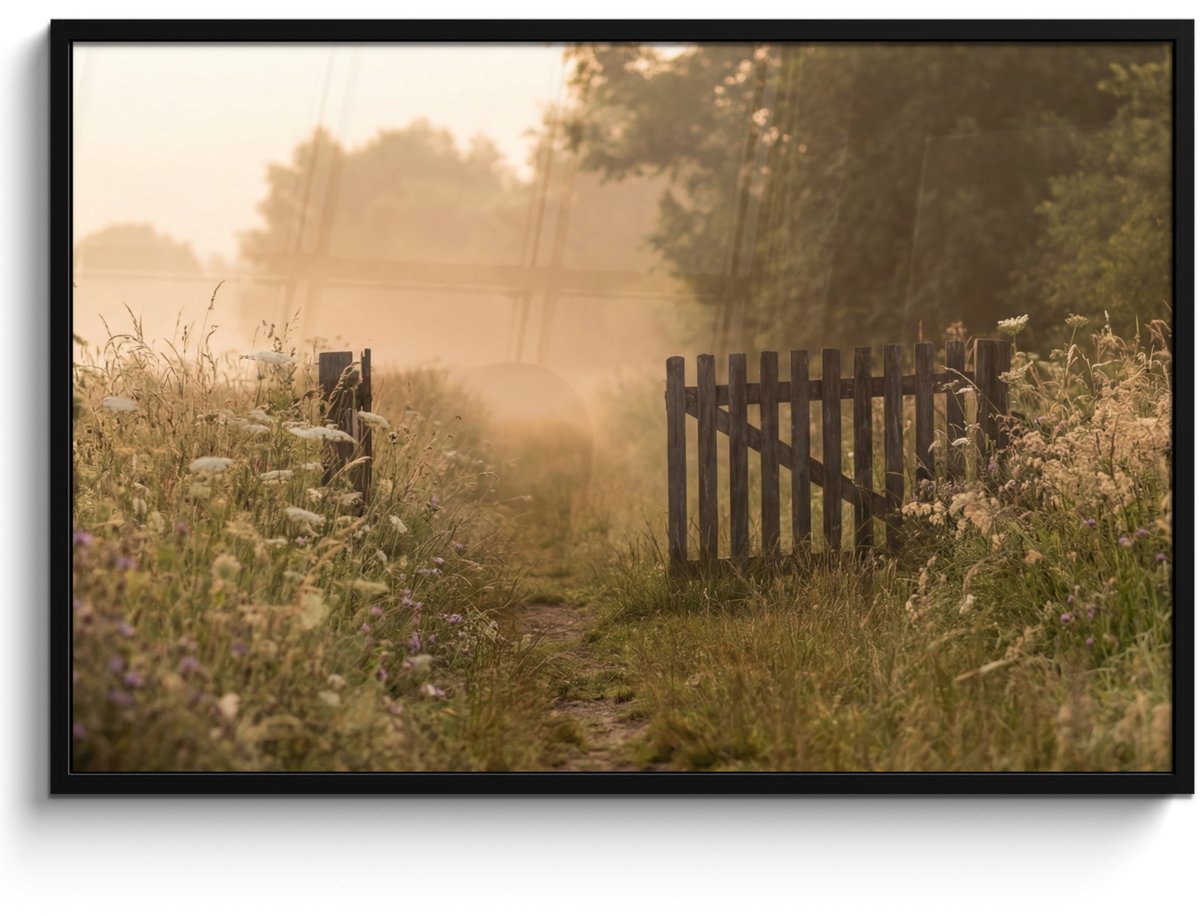 FrameYourWall Poster in lijst - Fotolijst 120x80 cm - Posters - Hek - Natuur - Mist - Veld - Posterlijst zwart - Decoratie - Wanddecoratie woonkamer - Muurdecoratie slaapkamer