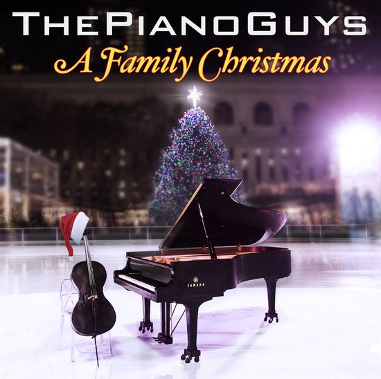 De piano "The Piano Guys A Family Christmas" met kerstboom en viool met kerstmuts op de ijsbaan.