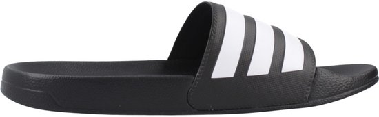 Vue latérale d'une tong adidas noire avec trois bandes blanches sur le dessus et le logo adidas.