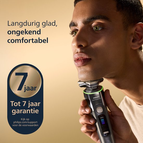 Man scheert gezicht met Philips Shaver i9000 Prestige Ultra. "7 jaar garantie."