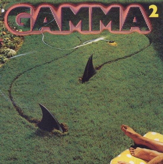 Gamma 2 albumcover met felgekleurde letters boven een gazon met haaienvinnen en een zwemmende persoon.