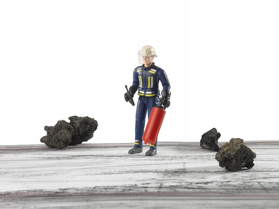 Brandweerman in donkerblauw uniform met gele strepen, helm en brandblusser, omringd door rotsen.