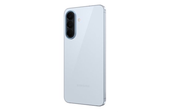 Lichtblauwe Samsung Galaxy A57 5G smartphone, gezien vanaf de achterkant met de triple camera-module.