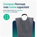 Grijze wasmand met "LAUNDRY" opdruk en zilveren handvatten, compact formaat met ruime capaciteit.