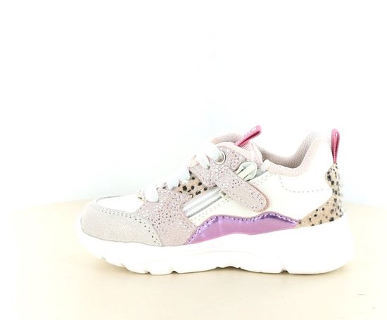 Zijzicht van een lichtgrijze sneaker met roze veteroogjes, luipaardprint en paarse details.