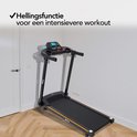 Zwarte, inklapbare loopband in een hoek, met oranje accenten en een hellingsfunctie voor een intensieve workout.