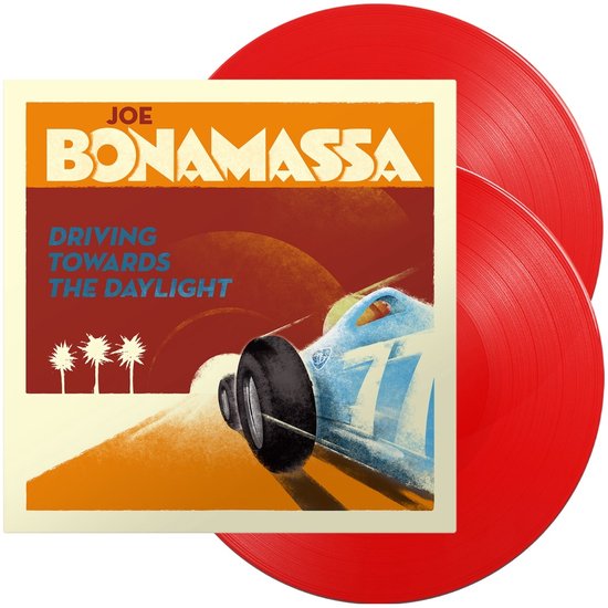 Albumhoes voor Joe Bonamassa's 'Driving Towards The Daylight' met een raceauto en twee rode vinylplaten.