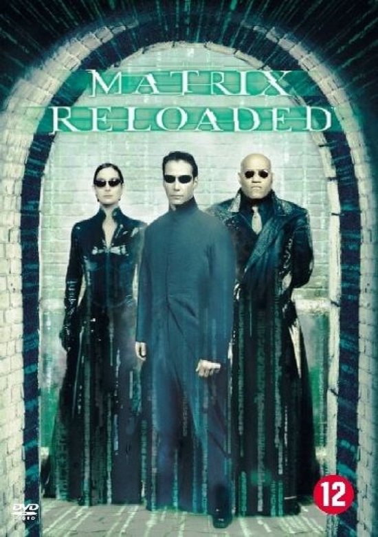 Trinity, Neo en Morpheus staan in een tunnel in "The Matrix Reloaded" met lichtgevende digitale regen.