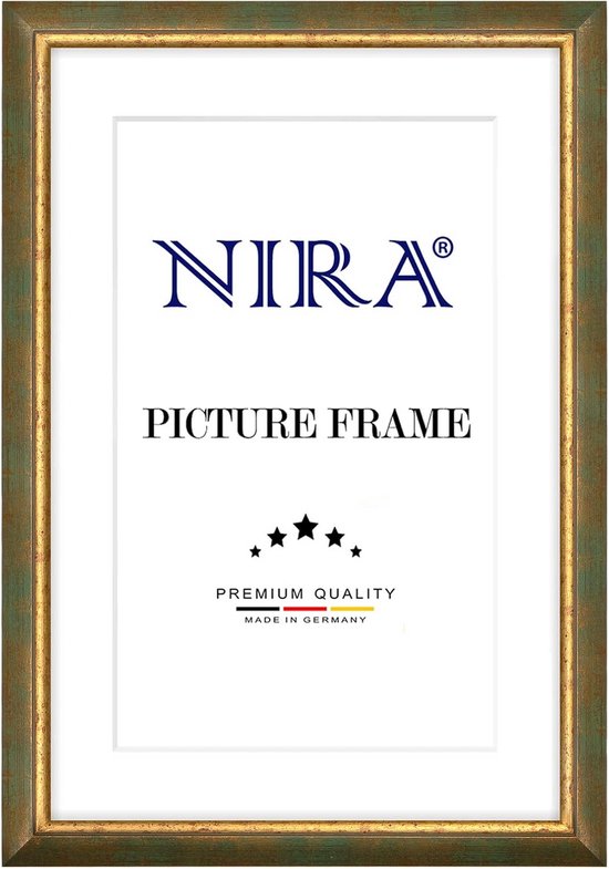 Rechthoekige fotolijst met een groen en goudkleurig kader, met de tekst NIRA Picture Frame en Made in Germany.