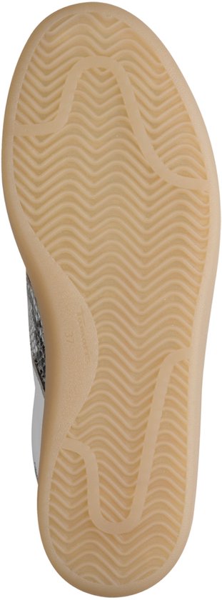 Zool van een witte dames sneaker met zilverkleurige details en slangenprint.