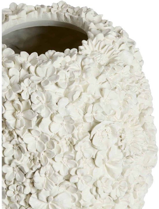 Detail van een crème-kleurige vaas met reliëf van veel kleine bloemen.
