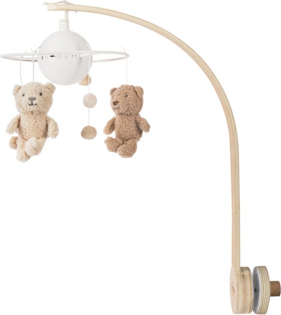 Houten muziekmobiel met twee beige teddyberen en houten balletjes. De mobiel heeft een witte bolvormige unit.