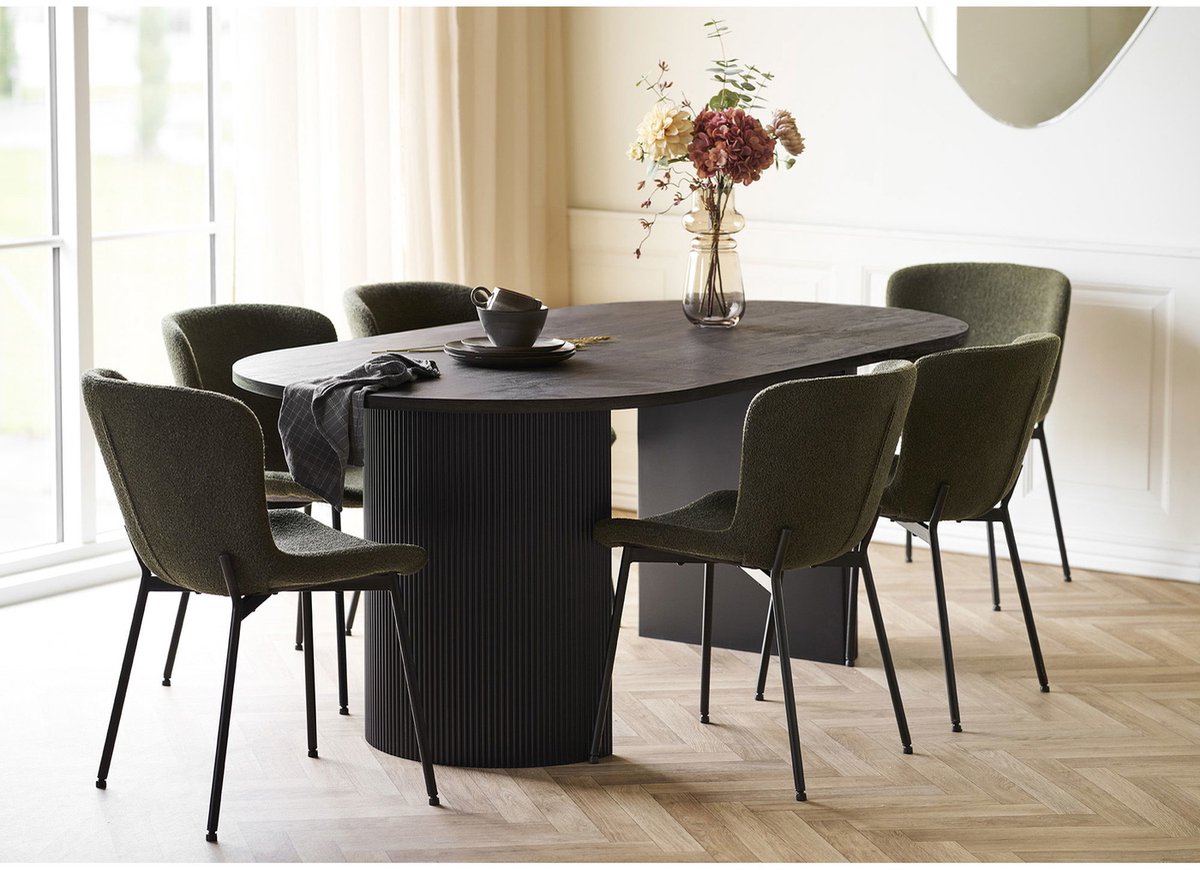 Kyoto eethoek 1 eettafel donkerbruin en 6 stoelen donkergroen.