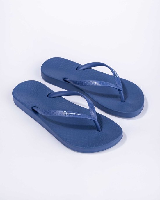 Donkerblauwe Ipanema teenslippers met een subtiel textuurpatroon en logo op de bandjes.