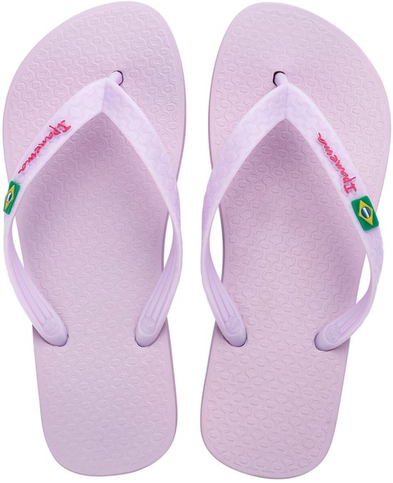 Lichtpaarse Ipanema slippers met Ipanema logo en Braziliaanse vlag op de bandjes.
