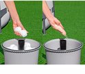 Twee afbeeldingen: linker toont witte filterballen in emmer, rechter toont zand in hand.