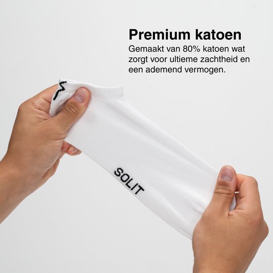 Witte sok met zwarte tekst 'SOLIT', uitgerekt door handen.