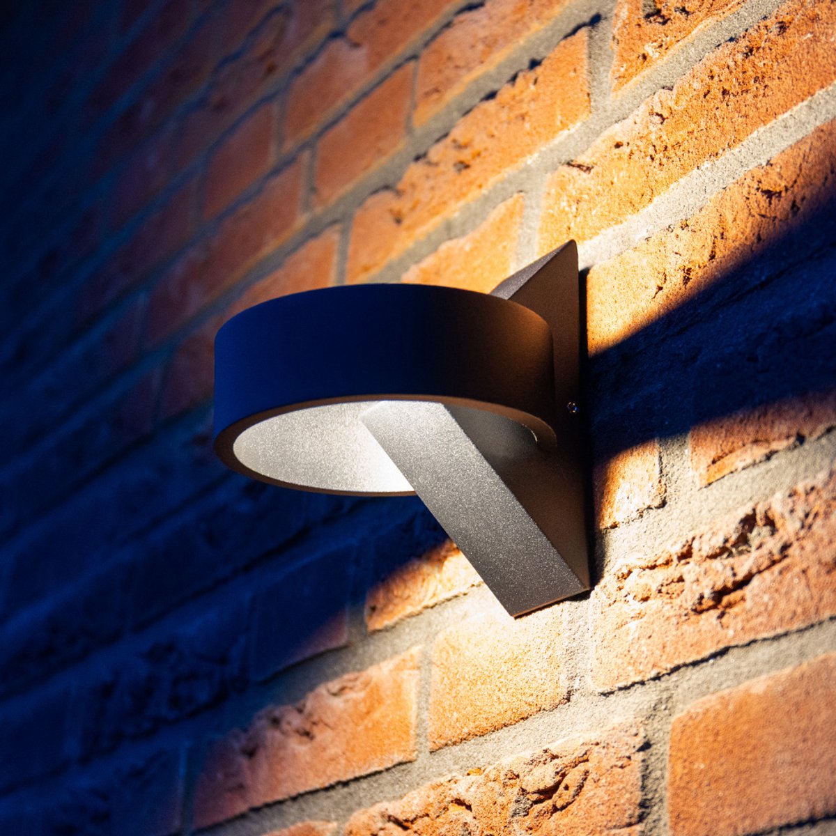 HOFTRONIC Muta - Wandlamp - Zwart - IP54 spuitwaterdicht - 3000K Warm wit - 6 Watt - Dimbaar - Moderne muurlamp - Up down light - Geschikt als wandlamp buiten wandlamp badkamer en wandlamp binnen - 3 jaar garantie