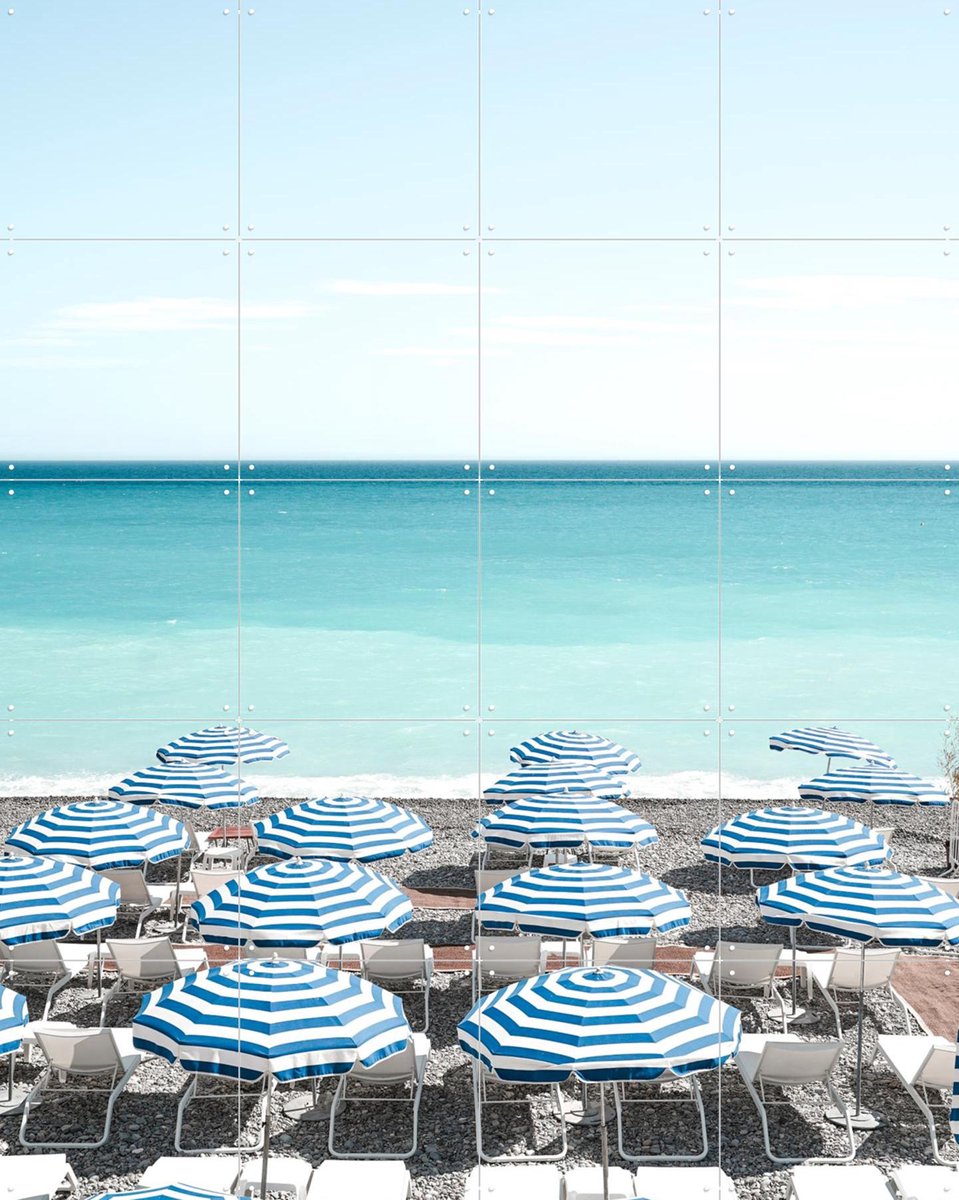IXXI Blue Beach Umbrellas, Henrike Schenk - 80 x 100 cm - Gratis ophangtool - Grote wanddecoratie en posters - Fotografie, Minimalisme, Woonkamer