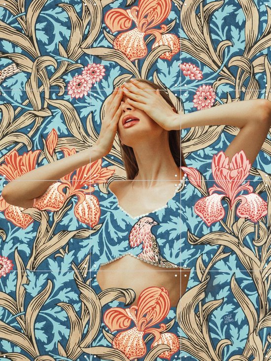 Une femme se couvrant les yeux sur un fond bleu à motif floral.