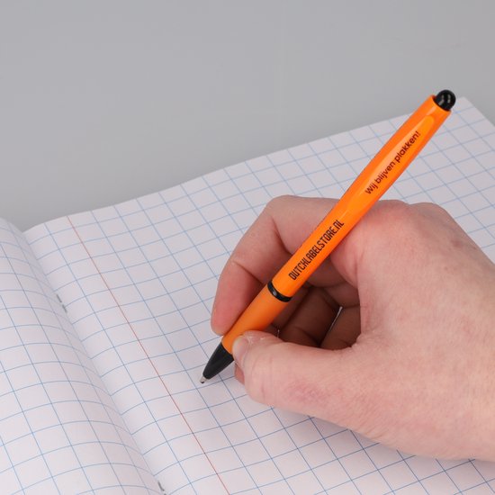 Hand die oranje pen vasthoudt met tekst 'DUTCHLABELSTORE.NL' en 'Wij blijven plakken!'.