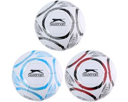 Slazenger Voetbal Maat 5 – Football Size 5 voor Training en Wedstrijd – Voetbal voor Buiten en Sportveld – Assorti Kleuren Zwart, Blauw of Rood – Standaard Voetbalmaat