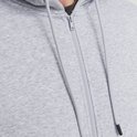 Detail van de rits en trekkoorden van een grijze hoodie.