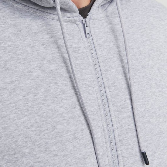 Detail van de rits en trekkoorden van een grijze hoodie.