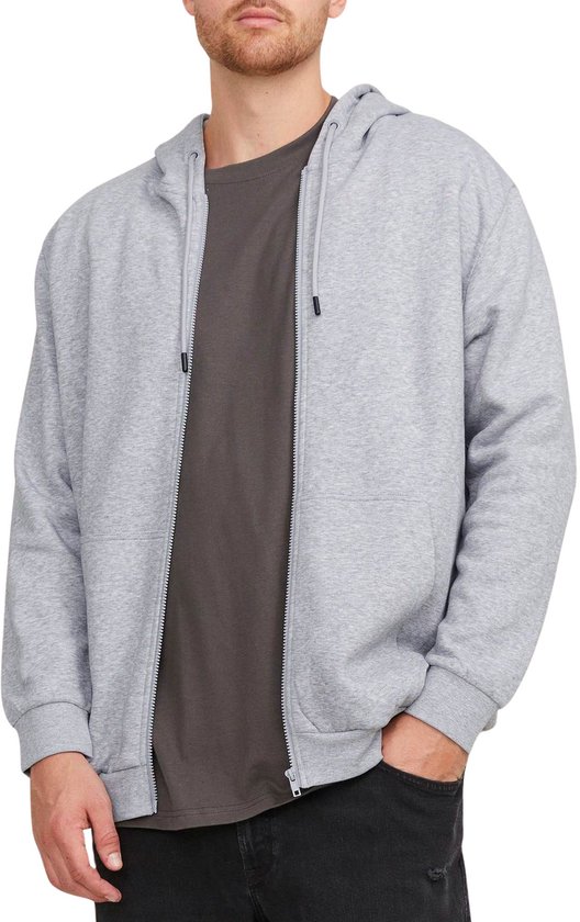 Man draagt een open rits hoodie in lichtgrijs over een donkergrijs T-shirt.