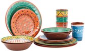 Een set melamine servies met een Fiesta-print in oranje, groen en bruin. Inclusief borden, kommen en bekers.