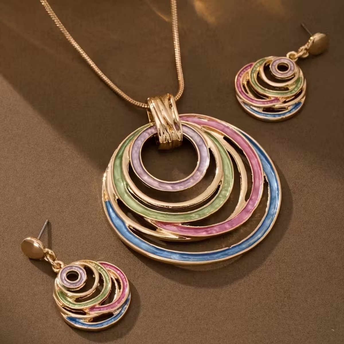 My Sweet Romance® - Dames Ketting Set 2-Delig - Modieuze Meerkleurige Emaille - Lengte Ketting 41 cm + 7 cm, Oorbellen 3,6 x 2,1 cm Elegante en modieuze sieradenset met een vintage uitstraling.