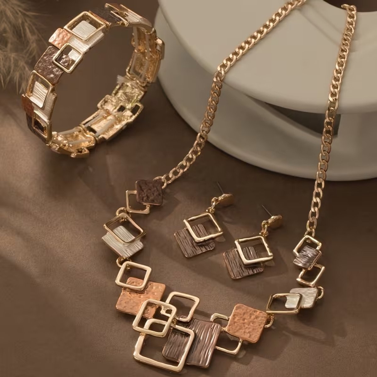 My Sweet Romance® - 3-delige Sieradenset met Goudkleurige Ketting, Oorbellen en Armband met Emaille Details