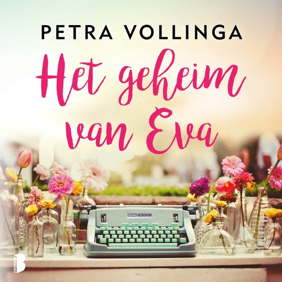 Boekcover: 'Het geheim van Eva' door Petra Vollinga. Een typemachine met bloemen in glazen flessen.