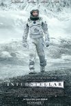 Een astronaut staat op een rotsachtige, besneeuwde ondergrond met bergen op de achtergrond. De film "Interstellar" staat groot weergegeven.