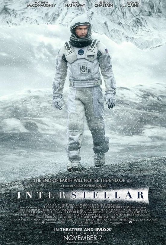 Een astronaut staat op een rotsachtige, besneeuwde ondergrond met bergen op de achtergrond. De film "Interstellar" staat groot weergegeven.