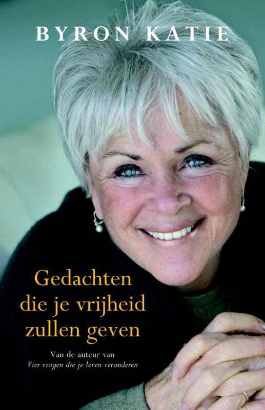 Gedachten die je vrijheid zullen geven door Byron Katie. Een close-up van haar gezicht, lachend, met kort grijs haar en blauwe ogen.