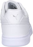 Achterkant van een witte Puma sneaker met zilverkleurig Puma logo op de hiel.