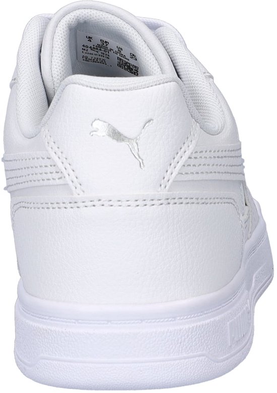 Achterkant van een witte Puma sneaker met zilverkleurig Puma logo op de hiel.
