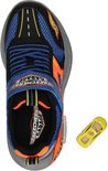 Zicht op de bovenkant van een zwarte sneaker met blauwe en oranje details, en een kleine gele speelgoedauto.